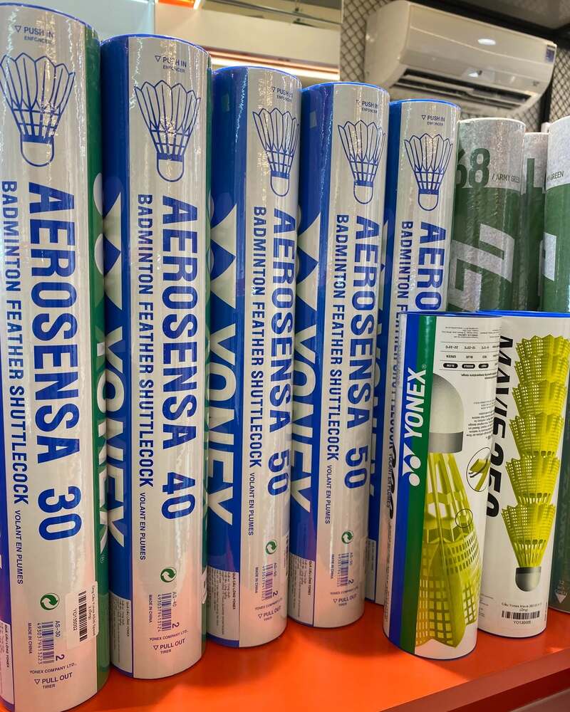 Giá cầu lông Yonex thay đổi theo từng dòng như AS10, AS30, AS40, AS50 hoặc Mavis. 