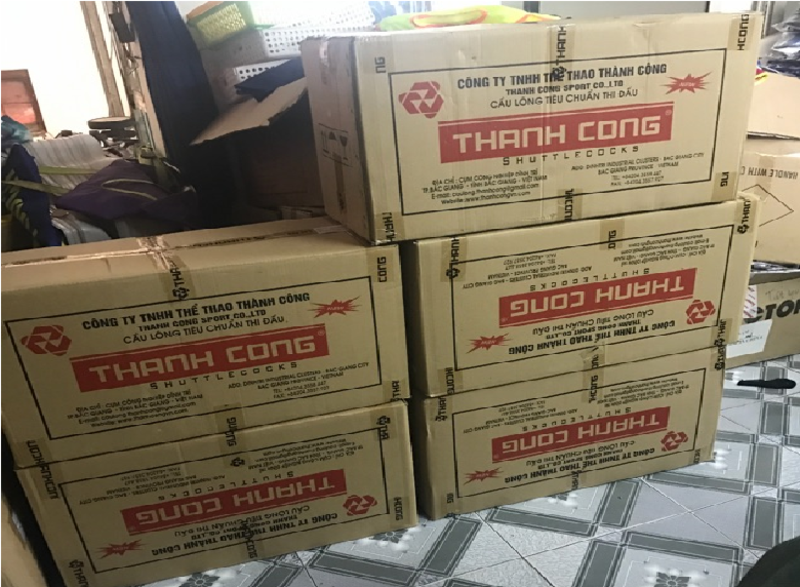Thùng 50 ống là quy cách thường gặp khi mua số lượng lớn cho sân cầu hoặc câu lạc bộ. 