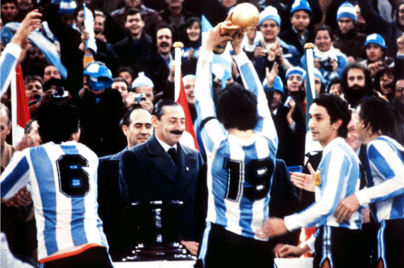 Argentina đánh bại Hà Lan 3-1 để giành chức vô địch World Cup đầu tiên.