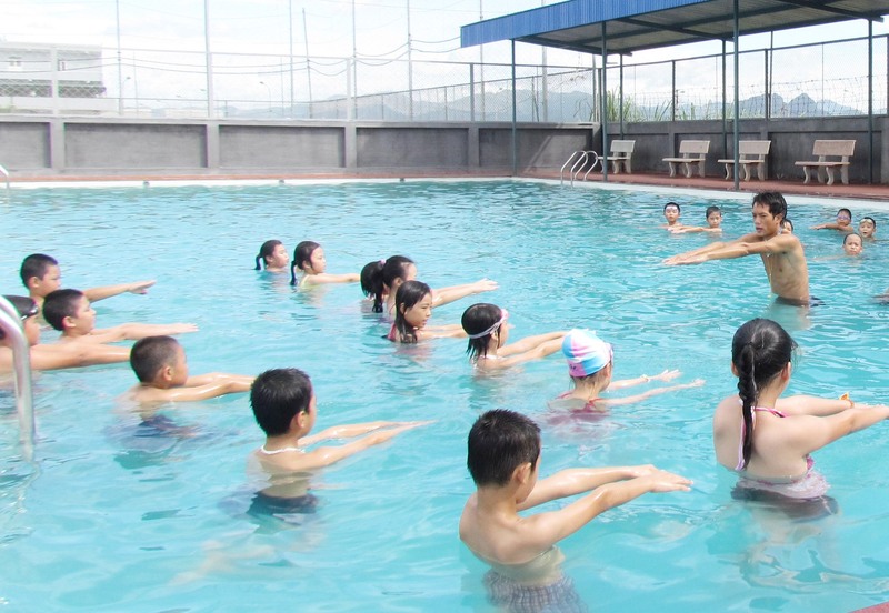 Tập cùng huấn luyện viên giúp người mới sửa lỗi kỹ thuật nhanh và an toàn hơn khi xuống nước.