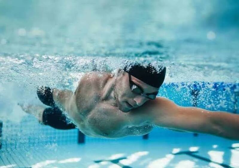 Đầu nhìn xuống đáy hồ giúp hông và chân nổi tốt hơn, hạn chế lỗi chìm chân khi bơi sải. 