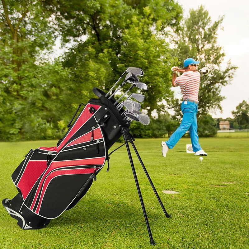Người mới chơi golf cần chuẩn bị gậy, bóng, găng tay, giày và trang phục phù hợp trước khi ra sân. 