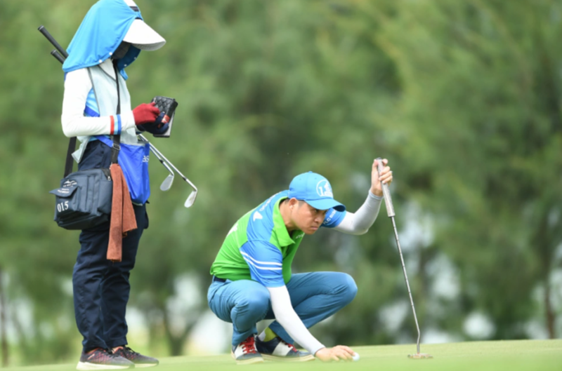 Caddie giúp người chơi chọn gậy phù hợp với khoảng cách, địa hình và tình huống trên sân. 