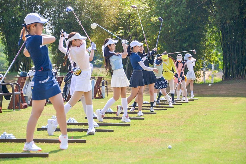 Golf có nhiều hình thức chơi như stroke play, match play, scramble, driving range và putting green. 