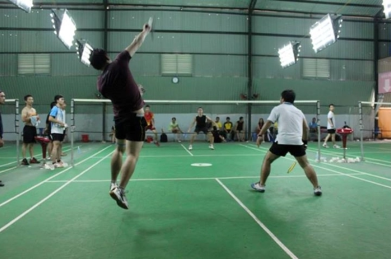 Mặt sân, ánh sáng và trần sân là những yếu tố quan trọng ảnh hưởng trực tiếp đến trải nghiệm chơi cầu lông. 